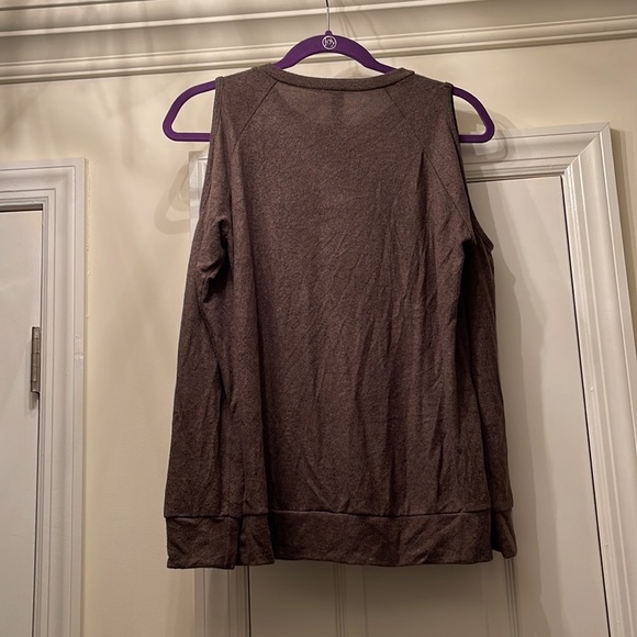 Design Lab Cold Shoulder Sweater - Picture 3 of 5